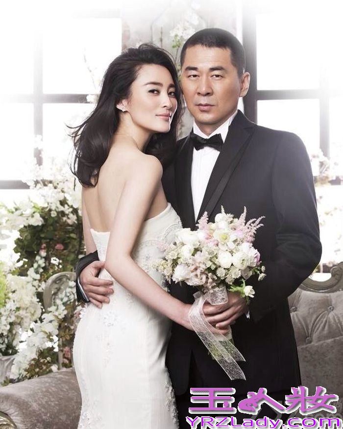 由于电视剧《乔家大院》的拍摄，让蒋勤勤与陈建斌二人相识、相恋，于2006年共结连理，2007年1月8日生下两人的爱情结晶儿子“老虎”，2014年两人携手走过了八个年头感情依旧，而当年结婚时两人没有照婚纱照和盛大的婚礼，成为最大的遗憾，而在近日，夫妻二人在为时尚杂志拍摄封面照时，蒋勤勤再度披上婚纱圆梦，结婚八年的二人依旧甜蜜蒋勤勤身穿白色婚纱优雅大方，身材依旧，下面就让我们一起欣赏这对娱乐圈公认的“模范夫妻”的幸福时刻吧！