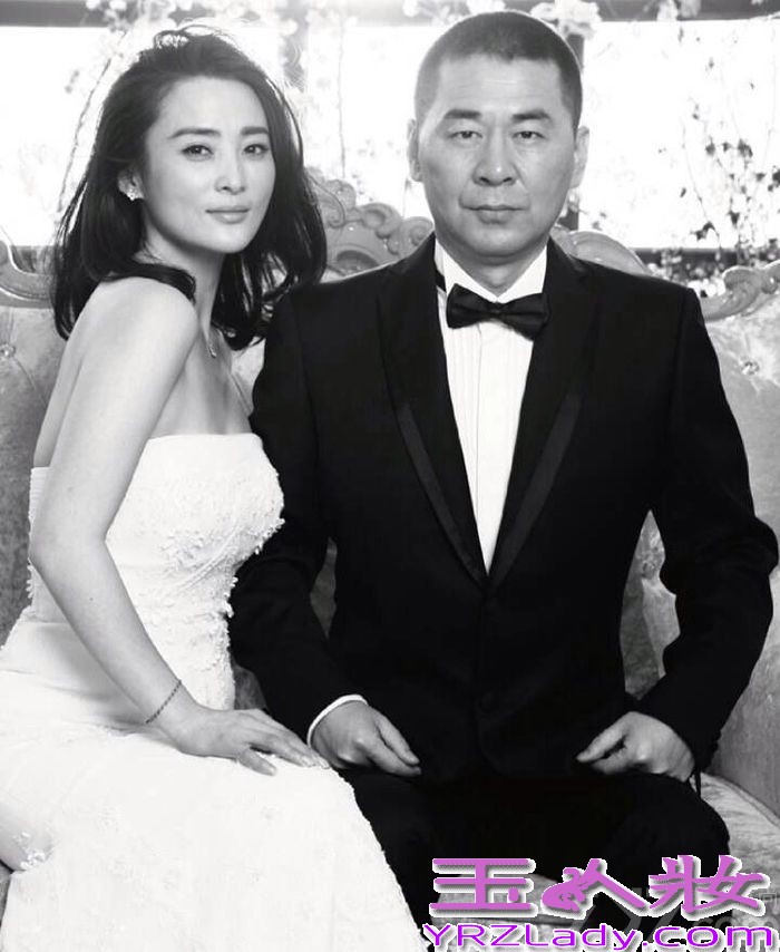 由于电视剧《乔家大院》的拍摄，让蒋勤勤与陈建斌二人相识、相恋，于2006年共结连理，2007年1月8日生下两人的爱情结晶儿子“老虎”，2014年两人携手走过了八个年头感情依旧，而当年结婚时两人没有照婚纱照和盛大的婚礼，成为最大的遗憾，而在近日，夫妻二人在为时尚杂志拍摄封面照时，蒋勤勤再度披上婚纱圆梦，结婚八年的二人依旧甜蜜蒋勤勤身穿白色婚纱优雅大方，身材依旧，下面就让我们一起欣赏这对娱乐圈公认的“模范夫妻”的幸福时刻吧！