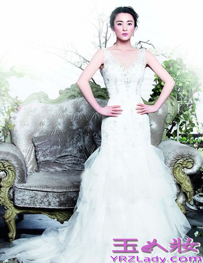 由于电视剧《乔家大院》的拍摄，让蒋勤勤与陈建斌二人相识、相恋，于2006年共结连理，2007年1月8日生下两人的爱情结晶儿子“老虎”，2014年两人携手走过了八个年头感情依旧，而当年结婚时两人没有照婚纱照和盛大的婚礼，成为最大的遗憾，而在近日，夫妻二人在为时尚杂志拍摄封面照时，蒋勤勤再度披上婚纱圆梦，结婚八年的二人依旧甜蜜蒋勤勤身穿白色婚纱优雅大方，身材依旧，下面就让我们一起欣赏这对娱乐圈公认的“模范夫妻”的幸福时刻吧！