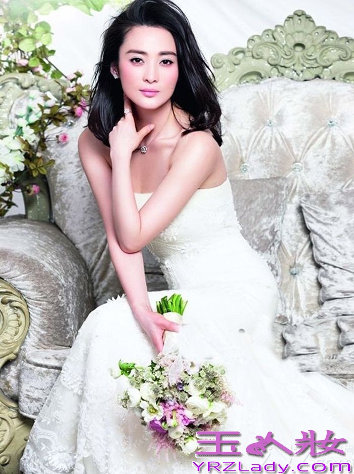 由于电视剧《乔家大院》的拍摄，让蒋勤勤与陈建斌二人相识、相恋，于2006年共结连理，2007年1月8日生下两人的爱情结晶儿子“老虎”，2014年两人携手走过了八个年头感情依旧，而当年结婚时两人没有照婚纱照和盛大的婚礼，成为最大的遗憾，而在近日，夫妻二人在为时尚杂志拍摄封面照时，蒋勤勤再度披上婚纱圆梦，结婚八年的二人依旧甜蜜蒋勤勤身穿白色婚纱优雅大方，身材依旧，下面就让我们一起欣赏这对娱乐圈公认的“模范夫妻”的幸福时刻吧！