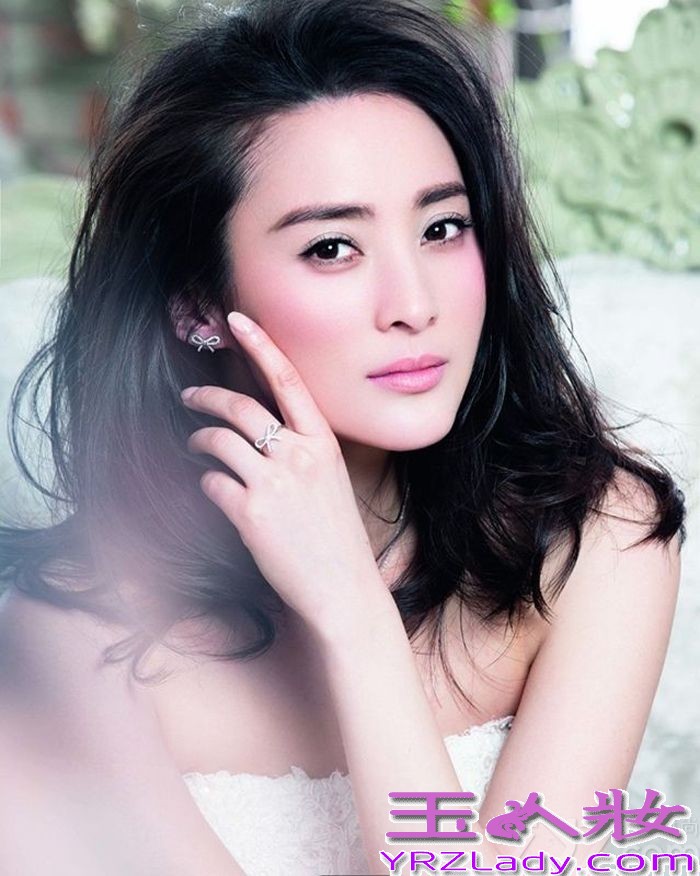 由于电视剧《乔家大院》的拍摄，让蒋勤勤与陈建斌二人相识、相恋，于2006年共结连理，2007年1月8日生下两人的爱情结晶儿子“老虎”，2014年两人携手走过了八个年头感情依旧，而当年结婚时两人没有照婚纱照和盛大的婚礼，成为最大的遗憾，而在近日，夫妻二人在为时尚杂志拍摄封面照时，蒋勤勤再度披上婚纱圆梦，结婚八年的二人依旧甜蜜蒋勤勤身穿白色婚纱优雅大方，身材依旧，下面就让我们一起欣赏这对娱乐圈公认的“模范夫妻”的幸福时刻吧！