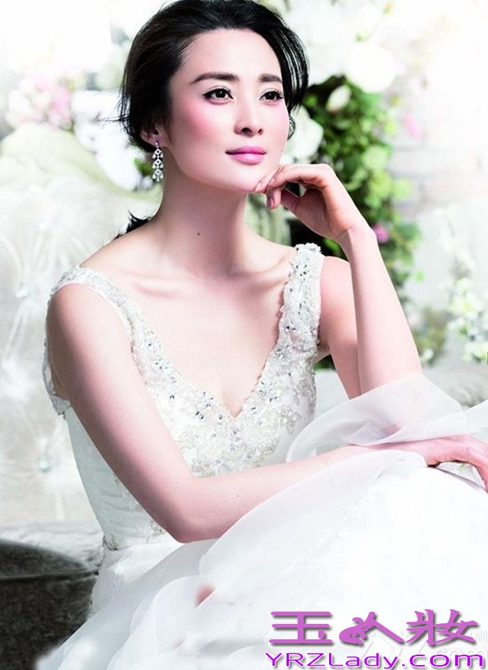 由于电视剧《乔家大院》的拍摄，让蒋勤勤与陈建斌二人相识、相恋，于2006年共结连理，2007年1月8日生下两人的爱情结晶儿子“老虎”，2014年两人携手走过了八个年头感情依旧，而当年结婚时两人没有照婚纱照和盛大的婚礼，成为最大的遗憾，而在近日，夫妻二人在为时尚杂志拍摄封面照时，蒋勤勤再度披上婚纱圆梦，结婚八年的二人依旧甜蜜蒋勤勤身穿白色婚纱优雅大方，身材依旧，下面就让我们一起欣赏这对娱乐圈公认的“模范夫妻”的幸福时刻吧！