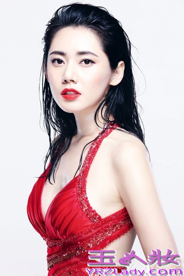 日前，韩国女演员秋瓷炫为某杂志拍摄一组时尚写真大片，写真中秋瓷炫身穿各种风格的衣服，有青春动人的，有精致干练的，还有俏皮另类的，更加叫网友叫绝的是性感狂野的，简直叫人不敢直视。