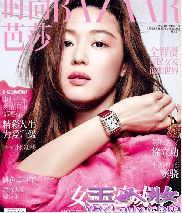 韩国女神全智贤出道18年，以《我的野蛮女友》成为韩国最高票房女明星，从此名震世界，但是嫁做人妇后变销声匿迹，2年之后这位俏主妇重回荧幕，凭借《来自星星的你》再次华丽的重返娱乐圈，近日女神全智贤登上了《时尚芭莎》的中韩两个版本的杂志封面，强大气场和时尚品味令人赞叹。