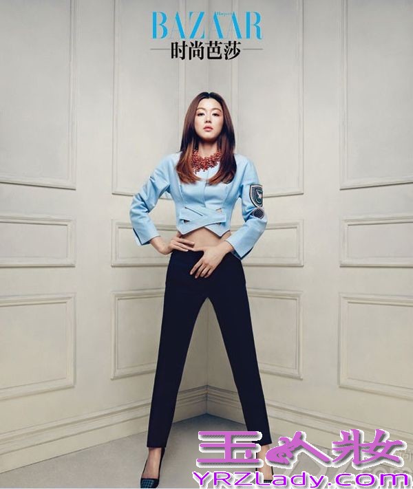 韩国女神全智贤出道18年，以《我的野蛮女友》成为韩国最高票房女明星，从此名震世界，但是嫁做人妇后变销声匿迹，2年之后这位俏主妇重回荧幕，凭借《来自星星的你》再次华丽的重返娱乐圈，近日女神全智贤登上了《时尚芭莎》的中韩两个版本的杂志封面，强大气场和时尚品味令人赞叹。