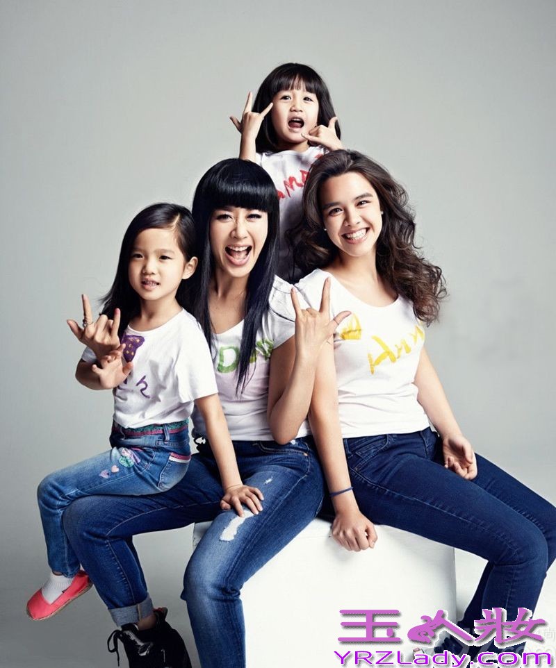 性感美女钟丽缇16岁返港参加选美，大学毕业正式踏入娱乐圈。凭借电影《人鱼传说》中性感玉女形象红遍东南亚。而在事业红火的时候却选择了与比利时男友GlennRose闪电结婚，婚后不久生下女儿Yasmine，但是好景不长半年后就离婚收场，随后于2003年8月29日和严铮结婚育有两位千金，时至今日再度离婚的钟丽缇带着三个女儿快乐的生活着，近日拍摄母亲节写真大片，她就首次携三位爱女一同出镜，幸福浓情羡煞旁人。