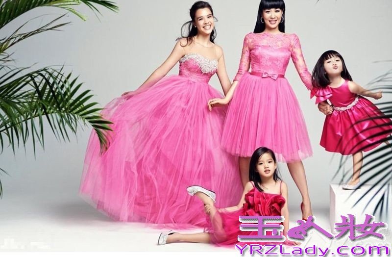 性感美女钟丽缇16岁返港参加选美，大学毕业正式踏入娱乐圈。凭借电影《人鱼传说》中性感玉女形象红遍东南亚。而在事业红火的时候却选择了与比利时男友GlennRose闪电结婚，婚后不久生下女儿Yasmine，但是好景不长半年后就离婚收场，随后于2003年8月29日和严铮结婚育有两位千金，时至今日再度离婚的钟丽缇带着三个女儿快乐的生活着，近日拍摄母亲节写真大片，她就首次携三位爱女一同出镜，幸福浓情羡煞旁人。