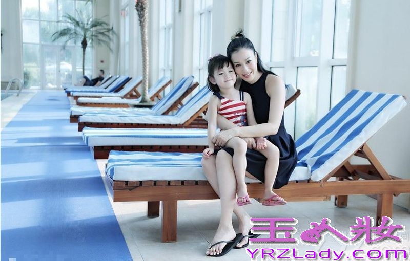 性感美女钟丽缇16岁返港参加选美，大学毕业正式踏入娱乐圈。凭借电影《人鱼传说》中性感玉女形象红遍东南亚。而在事业红火的时候却选择了与比利时男友GlennRose闪电结婚，婚后不久生下女儿Yasmine，但是好景不长半年后就离婚收场，随后于2003年8月29日和严铮结婚育有两位千金，时至今日再度离婚的钟丽缇带着三个女儿快乐的生活着，近日拍摄母亲节写真大片，她就首次携三位爱女一同出镜，幸福浓情羡煞旁人。