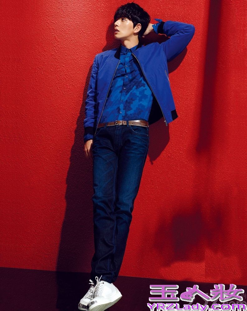 《风度men’s uno》杂志十周年之际，暖男朴海镇为该杂志拍摄纪念刊封面，从暖男变身极具绅士风度的男人。据说这是朴海镇首次登入内地杂志封面，一袭红衣掩盖不住朴海镇的帅气，超级养眼。