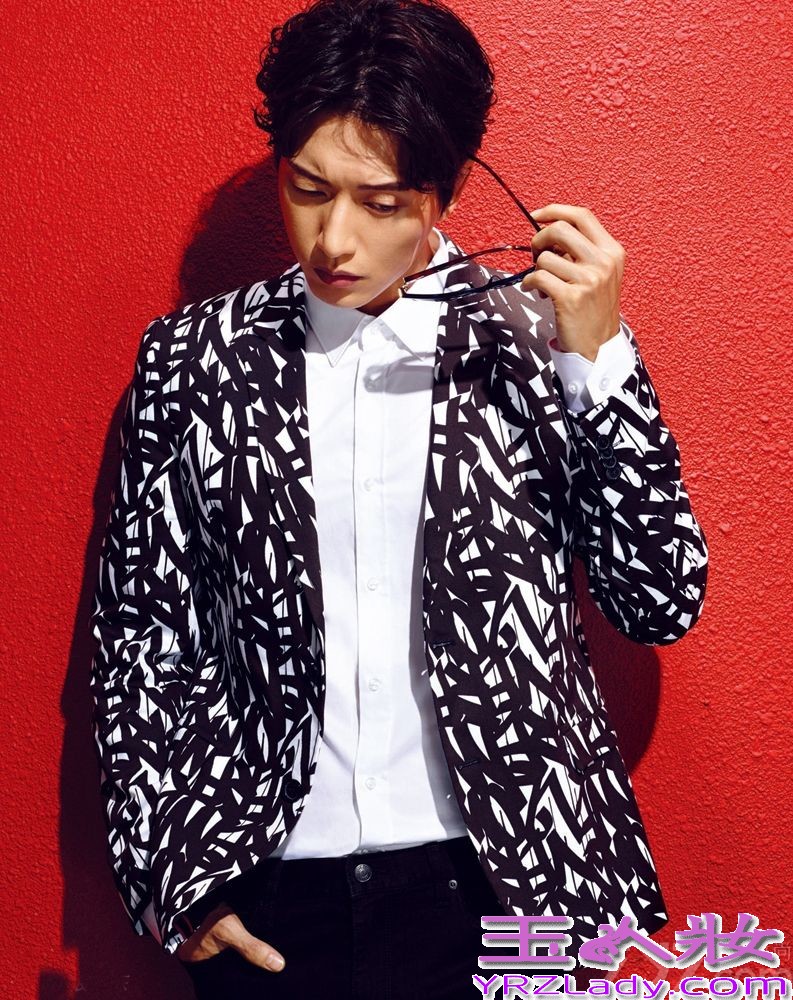 《风度men’s uno》杂志十周年之际，暖男朴海镇为该杂志拍摄纪念刊封面，从暖男变身极具绅士风度的男人。据说这是朴海镇首次登入内地杂志封面，一袭红衣掩盖不住朴海镇的帅气，超级养眼。