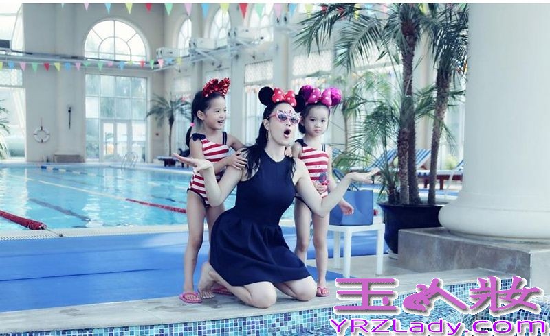 性感美女钟丽缇16岁返港参加选美，大学毕业正式踏入娱乐圈。凭借电影《人鱼传说》中性感玉女形象红遍东南亚。而在事业红火的时候却选择了与比利时男友GlennRose闪电结婚，婚后不久生下女儿Yasmine，但是好景不长半年后就离婚收场，随后于2003年8月29日和严铮结婚育有两位千金，时至今日再度离婚的钟丽缇带着三个女儿快乐的生活着，近日拍摄母亲节写真大片，她就首次携三位爱女一同出镜，幸福浓情羡煞旁人。