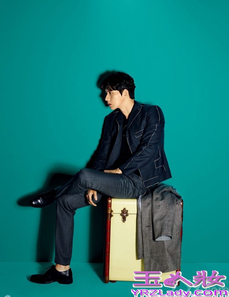 《风度men’s uno》杂志十周年之际，暖男朴海镇为该杂志拍摄纪念刊封面，从暖男变身极具绅士风度的男人。据说这是朴海镇首次登入内地杂志封面，一袭红衣掩盖不住朴海镇的帅气，超级养眼。