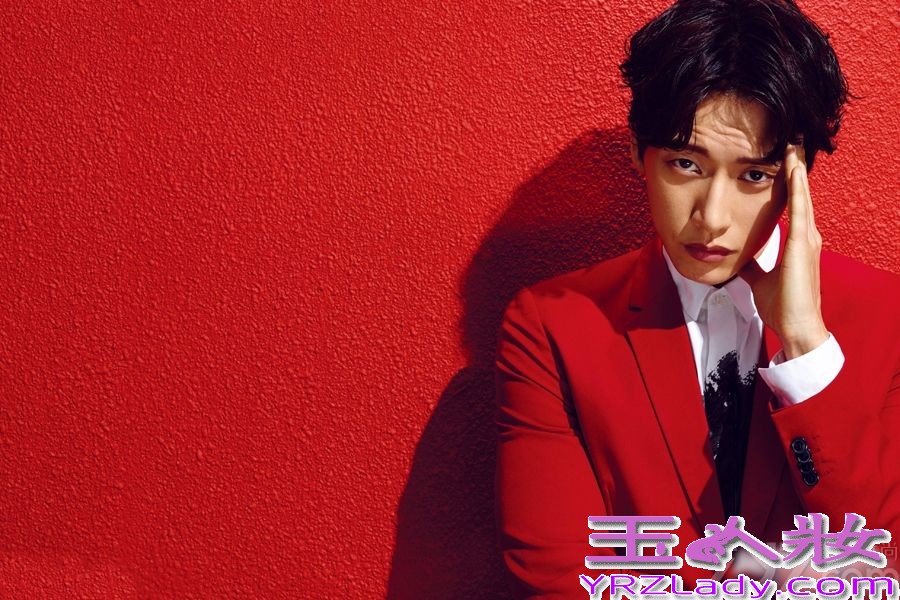 《风度men’s uno》杂志十周年之际，暖男朴海镇为该杂志拍摄纪念刊封面，从暖男变身极具绅士风度的男人。据说这是朴海镇首次登入内地杂志封面，一袭红衣掩盖不住朴海镇的帅气，超级养眼。