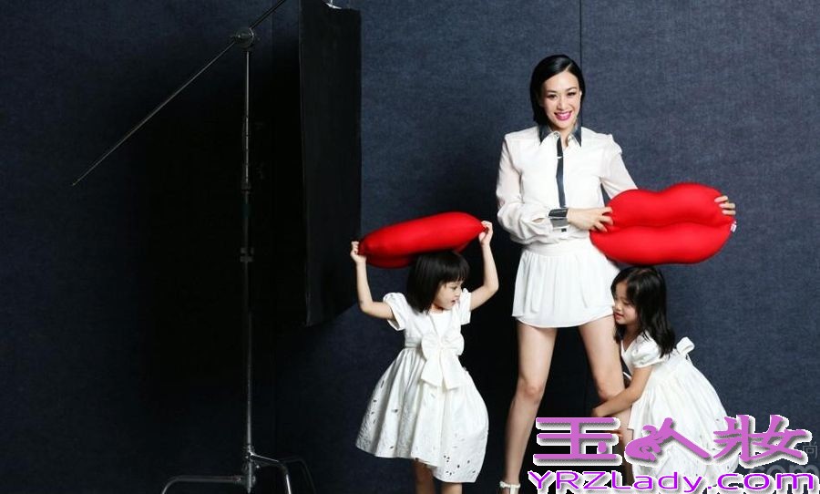 性感美女钟丽缇16岁返港参加选美，大学毕业正式踏入娱乐圈。凭借电影《人鱼传说》中性感玉女形象红遍东南亚。而在事业红火的时候却选择了与比利时男友GlennRose闪电结婚，婚后不久生下女儿Yasmine，但是好景不长半年后就离婚收场，随后于2003年8月29日和严铮结婚育有两位千金，时至今日再度离婚的钟丽缇带着三个女儿快乐的生活着，近日拍摄母亲节写真大片，她就首次携三位爱女一同出镜，幸福浓情羡煞旁人。