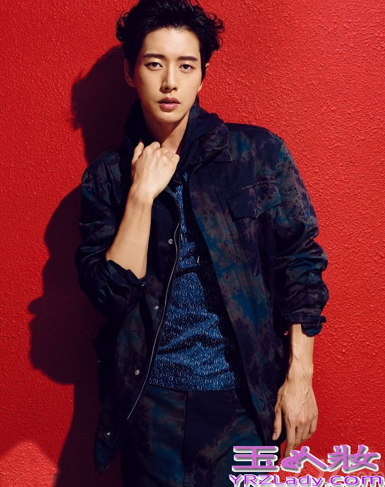 《风度men’s uno》杂志十周年之际，暖男朴海镇为该杂志拍摄纪念刊封面，从暖男变身极具绅士风度的男人。据说这是朴海镇首次登入内地杂志封面，一袭红衣掩盖不住朴海镇的帅气，超级养眼。