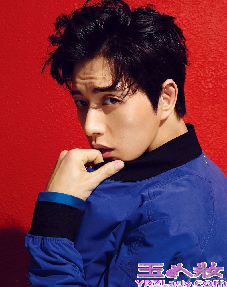 《风度men’s uno》杂志十周年之际，暖男朴海镇为该杂志拍摄纪念刊封面，从暖男变身极具绅士风度的男人。据说这是朴海镇首次登入内地杂志封面，一袭红衣掩盖不住朴海镇的帅气，超级养眼。