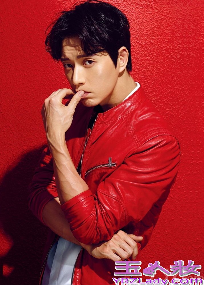 《风度men’s uno》杂志十周年之际，暖男朴海镇为该杂志拍摄纪念刊封面，从暖男变身极具绅士风度的男人。据说这是朴海镇首次登入内地杂志封面，一袭红衣掩盖不住朴海镇的帅气，超级养眼。