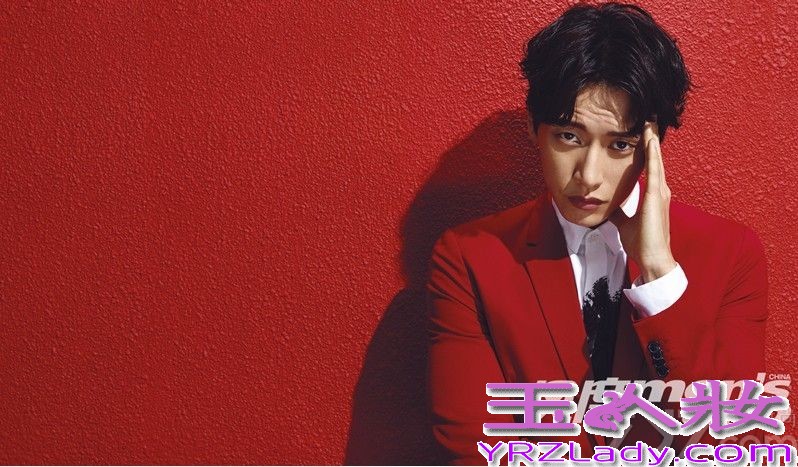 近日《风度men’s uno》杂志十周年之际，邀请了十位男明星为其拍摄纪念刊的封面，其中包括朴海镇张亮，据悉他们在私底下是很好的朋友，这次能够一起工作他们非常开心，朴海镇以一袭红衣首登内地杂志封面，而张亮则用帅气西装登上杂志封面，两位好基友完美演绎出气质暖男的风范！