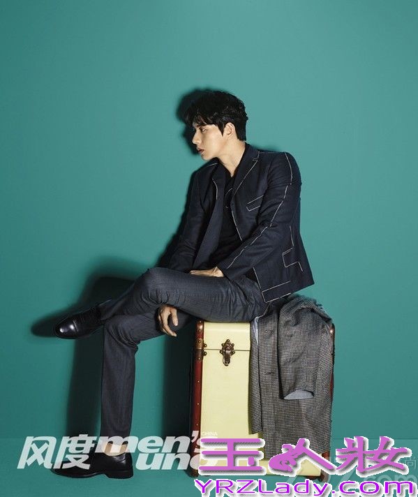 近日《风度men’s uno》杂志十周年之际，邀请了十位男明星为其拍摄纪念刊的封面，其中包括朴海镇张亮，据悉他们在私底下是很好的朋友，这次能够一起工作他们非常开心，朴海镇以一袭红衣首登内地杂志封面，而张亮则用帅气西装登上杂志封面，两位好基友完美演绎出气质暖男的风范！