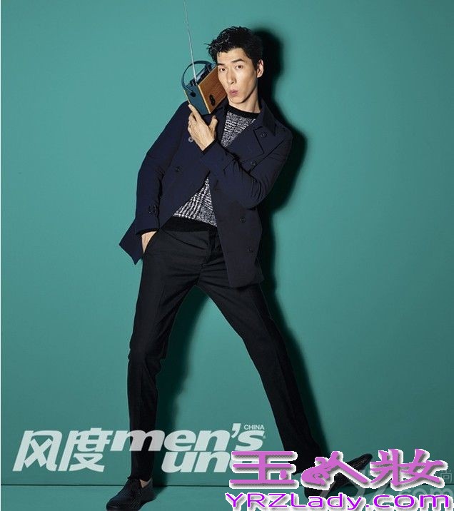 近日《风度men’s uno》杂志十周年之际，邀请了十位男明星为其拍摄纪念刊的封面，其中包括朴海镇张亮，据悉他们在私底下是很好的朋友，这次能够一起工作他们非常开心，朴海镇以一袭红衣首登内地杂志封面，而张亮则用帅气西装登上杂志封面，两位好基友完美演绎出气质暖男的风范！