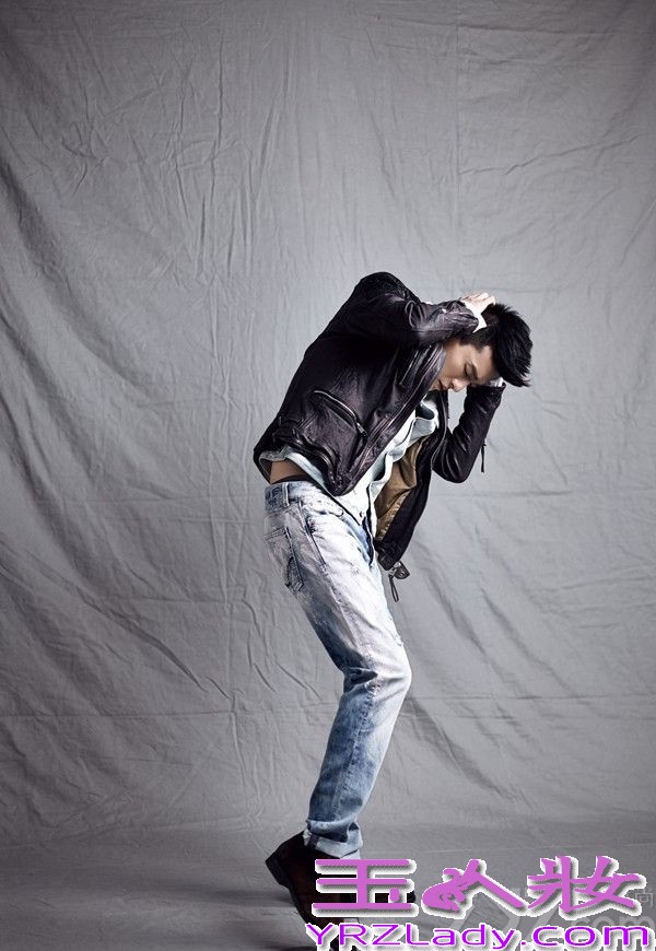 孙艺洲出演《爱情公寓》系列电视剧而走红，日前在拍电视剧《步步惊情》，与刘诗诗吴奇隆合作，观众都期待着孙艺洲的新表现。在未看到孙艺洲出场前，先来欣赏下他拍摄的新个人写真吧！身材一级棒被赞是国产长腿帅哥。