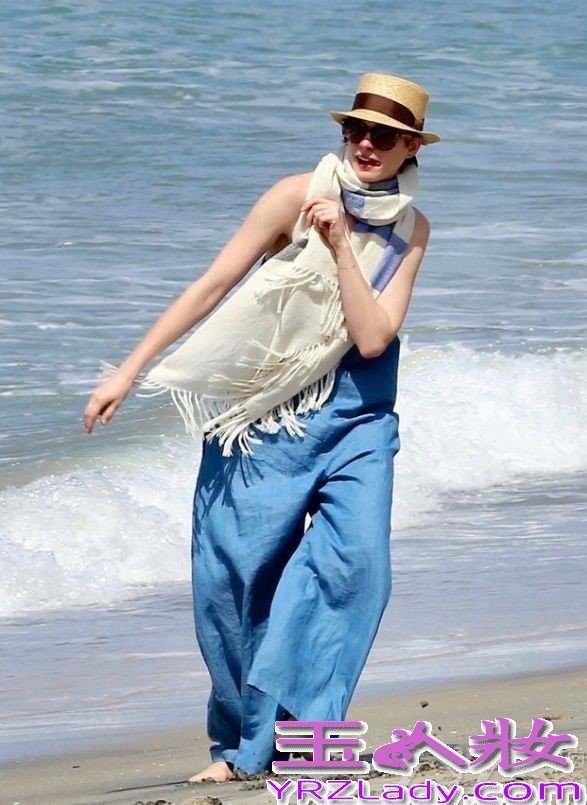 据悉，超爱大海的安妮-海瑟薇近日出现在某海滩戏水，当然安妮-海瑟薇穿着一席天空蓝连衣背带裤，一条米色流苏围巾，尽显居家休闲时尚。虽然是安妮-海瑟薇是带着墨镜，但也能看得出心情很好。