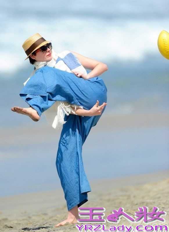 据悉，超爱大海的安妮-海瑟薇近日出现在某海滩戏水，当然安妮-海瑟薇穿着一席天空蓝连衣背带裤，一条米色流苏围巾，尽显居家休闲时尚。虽然是安妮-海瑟薇是带着墨镜，但也能看得出心情很好。
