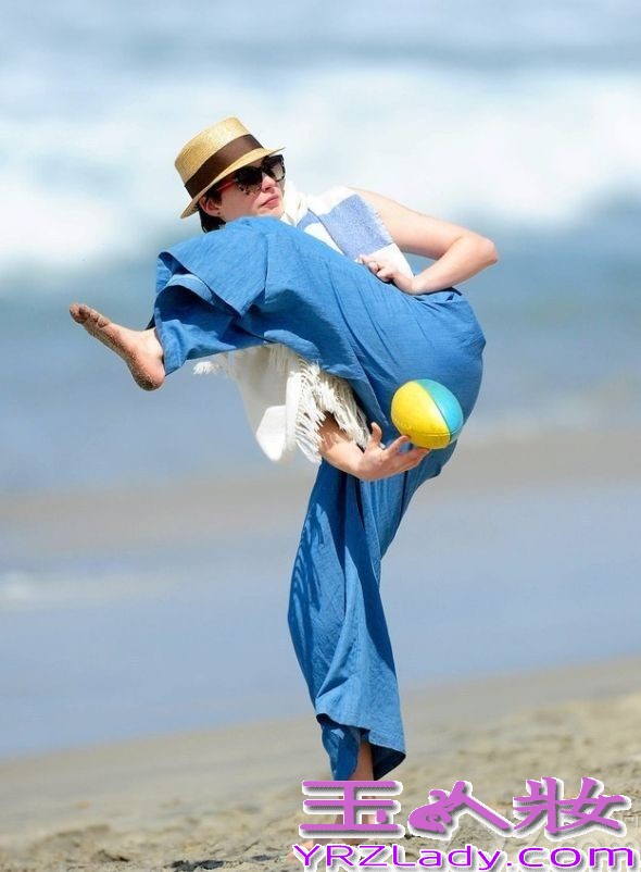 据悉，超爱大海的安妮-海瑟薇近日出现在某海滩戏水，当然安妮-海瑟薇穿着一席天空蓝连衣背带裤，一条米色流苏围巾，尽显居家休闲时尚。虽然是安妮-海瑟薇是带着墨镜，但也能看得出心情很好。