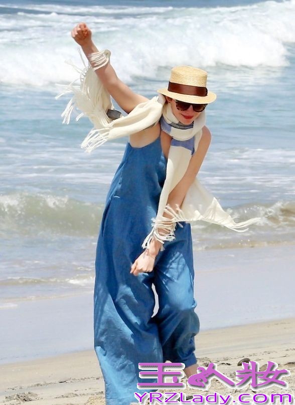 据悉，超爱大海的安妮-海瑟薇近日出现在某海滩戏水，当然安妮-海瑟薇穿着一席天空蓝连衣背带裤，一条米色流苏围巾，尽显居家休闲时尚。虽然是安妮-海瑟薇是带着墨镜，但也能看得出心情很好。
