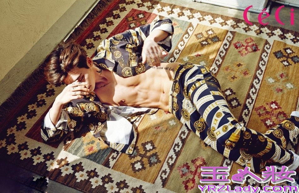 日前，李钟硕携手某时尚杂志拍摄破格写真，向来是奶油小生感觉的李钟硕，褪去少年的稚气，褪去以往清纯美少年的感觉，以“致命男人”为主题，展现隐藏的完美腹肌，充满了诱惑。