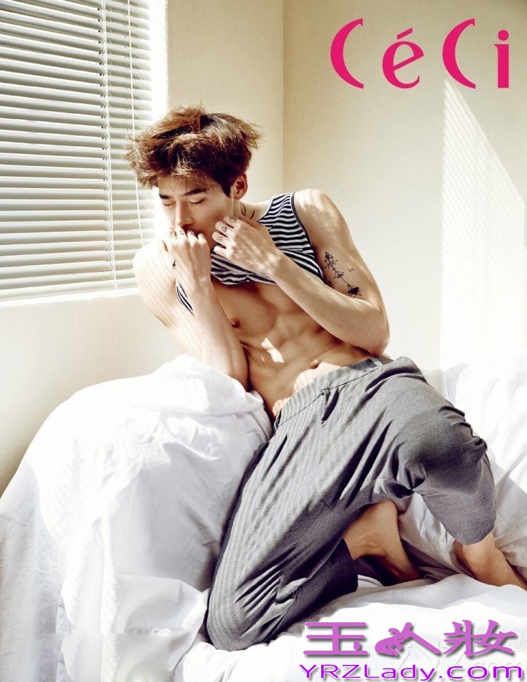 日前，李钟硕携手某时尚杂志拍摄破格写真，向来是奶油小生感觉的李钟硕，褪去少年的稚气，褪去以往清纯美少年的感觉，以“致命男人”为主题，展现隐藏的完美腹肌，充满了诱惑。