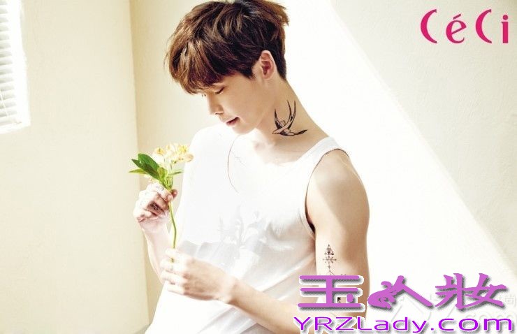 日前，李钟硕携手某时尚杂志拍摄破格写真，向来是奶油小生感觉的李钟硕，褪去少年的稚气，褪去以往清纯美少年的感觉，以“致命男人”为主题，展现隐藏的完美腹肌，充满了诱惑。