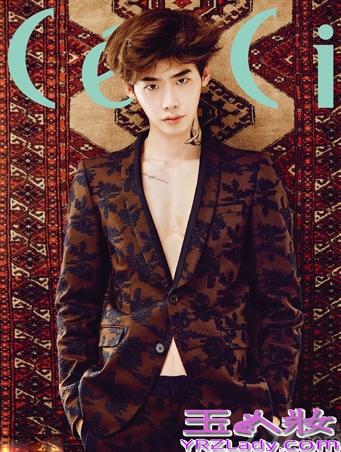 日前，李钟硕携手某时尚杂志拍摄破格写真，向来是奶油小生感觉的李钟硕，褪去少年的稚气，褪去以往清纯美少年的感觉，以“致命男人”为主题，展现隐藏的完美腹肌，充满了诱惑。