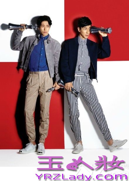 《风度men’s uno》杂志十周年之际，朴海镇以一袭红衣首登内地杂志封面，与好友内地男神张亮拍摄内页大片，默契十足。