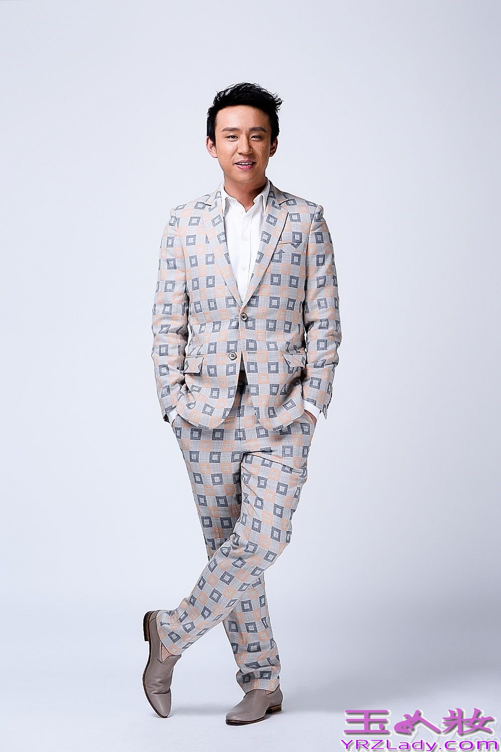 刘亭作身着今年时尚款格西服套装，鬼马帅气，以自然松弛的状态刻画阳光气质男形象。拍摄时刘亭作展现出收放自如的控制力与多面形象的塑造能力，尽显成熟男人本色。近日，由刘亭作出演的都市情感剧《蕾女心经》正在热播，刘亭作饰演一个三十岁已婚男人，被妻子的完美而感到生活没有“性”趣的30岁老男人，婚姻生活让他团团转，笑料百出，搞笑雷人齐上阵。