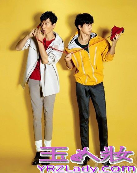 《风度men’s uno》杂志十周年之际，朴海镇以一袭红衣首登内地杂志封面，与好友内地男神张亮拍摄内页大片，默契十足。