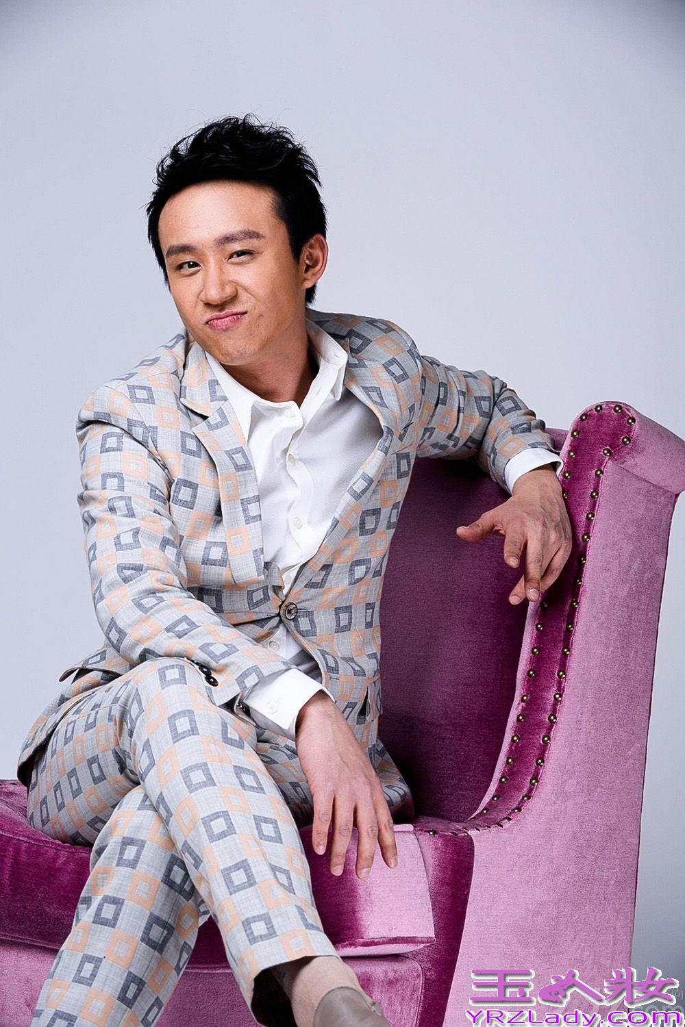 刘亭作身着今年时尚款格西服套装，鬼马帅气，以自然松弛的状态刻画阳光气质男形象。拍摄时刘亭作展现出收放自如的控制力与多面形象的塑造能力，尽显成熟男人本色。近日，由刘亭作出演的都市情感剧《蕾女心经》正在热播，刘亭作饰演一个三十岁已婚男人，被妻子的完美而感到生活没有“性”趣的30岁老男人，婚姻生活让他团团转，笑料百出，搞笑雷人齐上阵。