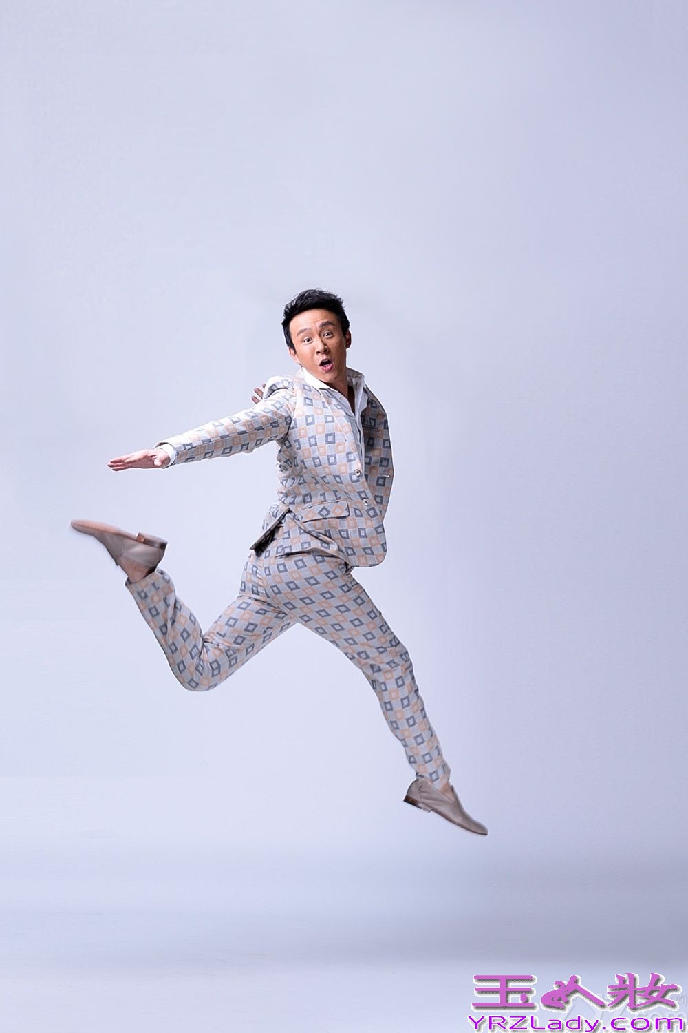 刘亭作身着今年时尚款格西服套装，鬼马帅气，以自然松弛的状态刻画阳光气质男形象。拍摄时刘亭作展现出收放自如的控制力与多面形象的塑造能力，尽显成熟男人本色。近日，由刘亭作出演的都市情感剧《蕾女心经》正在热播，刘亭作饰演一个三十岁已婚男人，被妻子的完美而感到生活没有“性”趣的30岁老男人，婚姻生活让他团团转，笑料百出，搞笑雷人齐上阵。