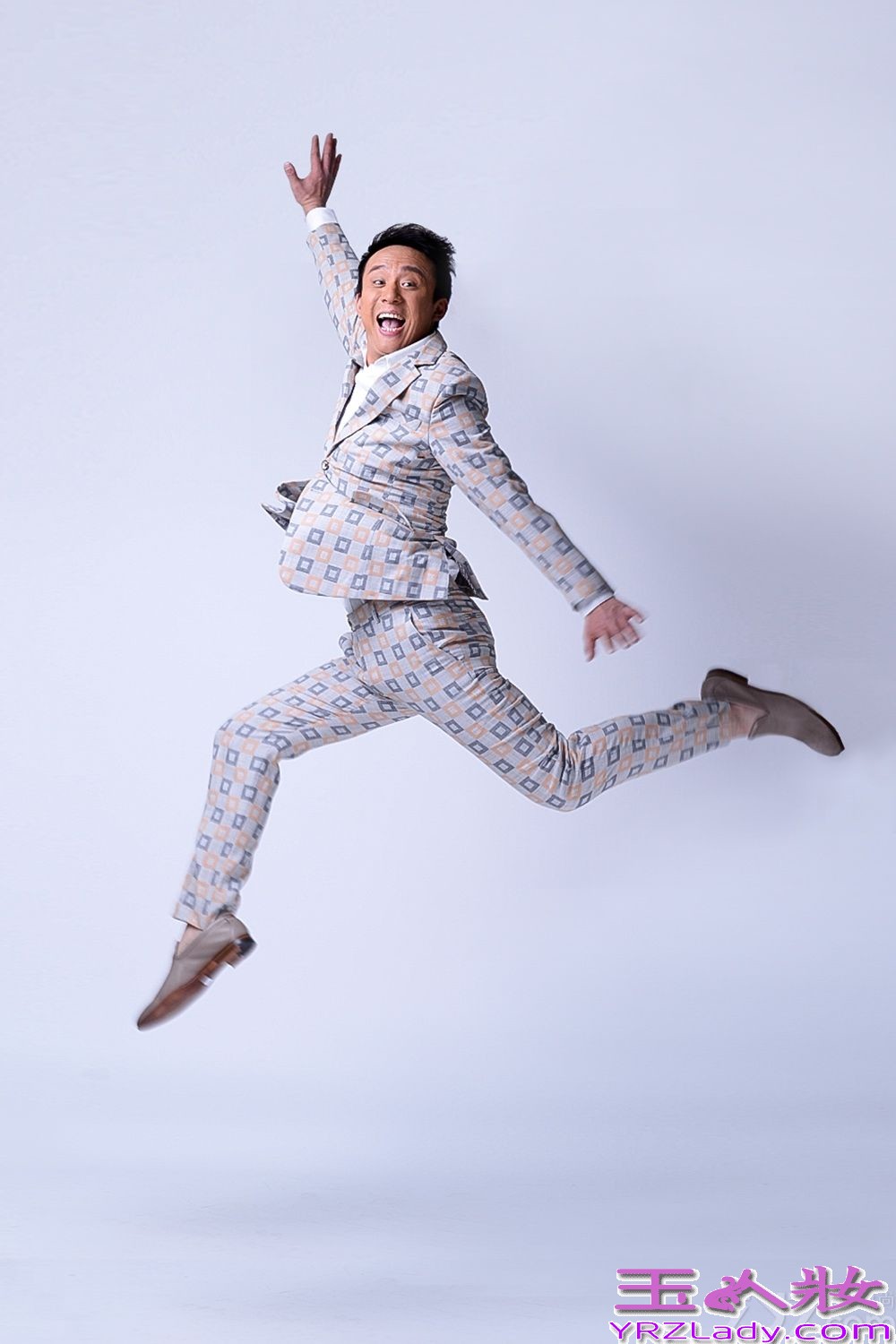 刘亭作身着今年时尚款格西服套装，鬼马帅气，以自然松弛的状态刻画阳光气质男形象。拍摄时刘亭作展现出收放自如的控制力与多面形象的塑造能力，尽显成熟男人本色。近日，由刘亭作出演的都市情感剧《蕾女心经》正在热播，刘亭作饰演一个三十岁已婚男人，被妻子的完美而感到生活没有“性”趣的30岁老男人，婚姻生活让他团团转，笑料百出，搞笑雷人齐上阵。