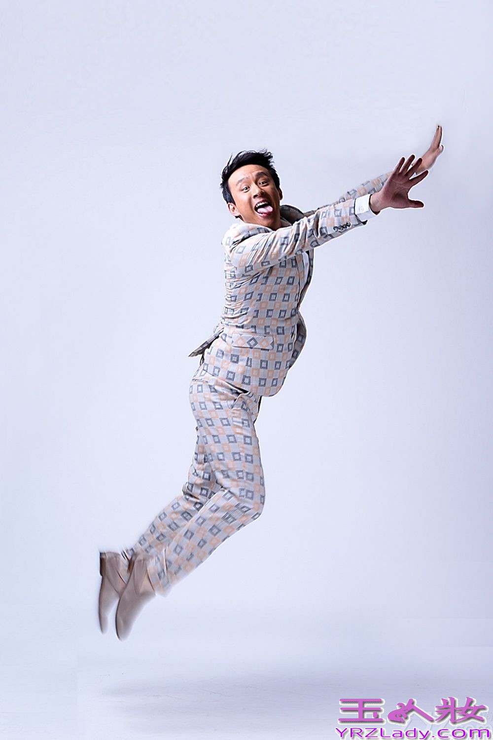 刘亭作身着今年时尚款格西服套装，鬼马帅气，以自然松弛的状态刻画阳光气质男形象。拍摄时刘亭作展现出收放自如的控制力与多面形象的塑造能力，尽显成熟男人本色。近日，由刘亭作出演的都市情感剧《蕾女心经》正在热播，刘亭作饰演一个三十岁已婚男人，被妻子的完美而感到生活没有“性”趣的30岁老男人，婚姻生活让他团团转，笑料百出，搞笑雷人齐上阵。