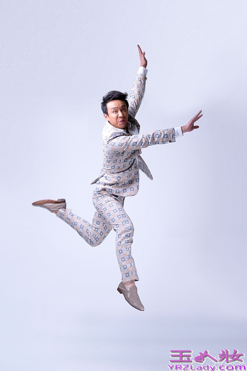 刘亭作身着今年时尚款格西服套装，鬼马帅气，以自然松弛的状态刻画阳光气质男形象。拍摄时刘亭作展现出收放自如的控制力与多面形象的塑造能力，尽显成熟男人本色。近日，由刘亭作出演的都市情感剧《蕾女心经》正在热播，刘亭作饰演一个三十岁已婚男人，被妻子的完美而感到生活没有“性”趣的30岁老男人，婚姻生活让他团团转，笑料百出，搞笑雷人齐上阵。