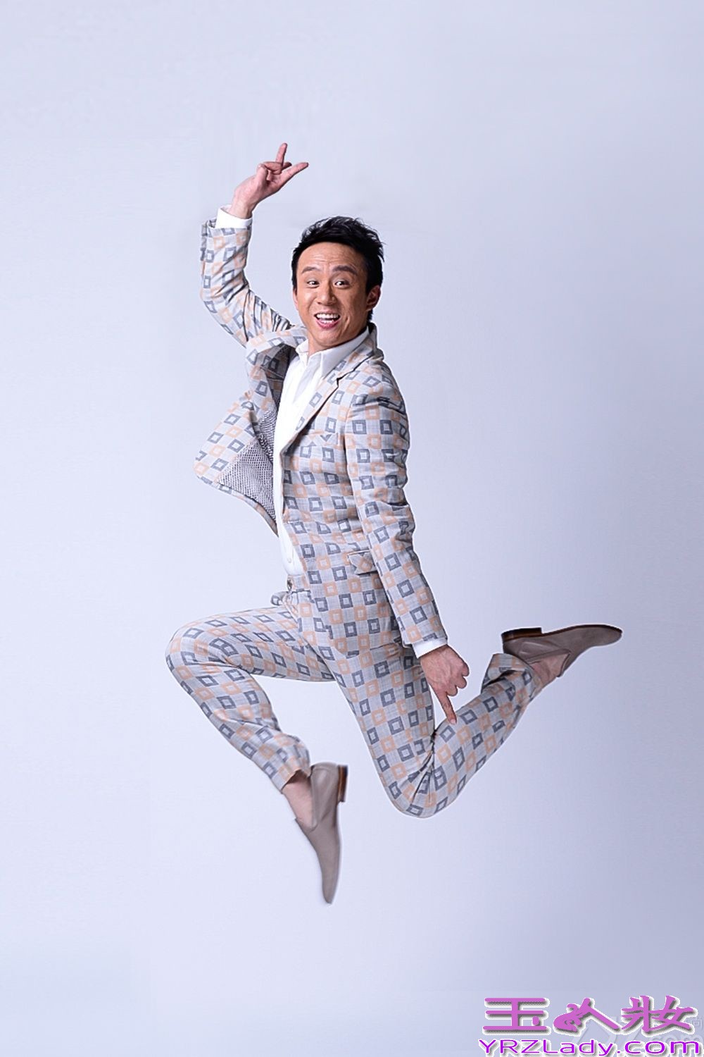 刘亭作身着今年时尚款格西服套装，鬼马帅气，以自然松弛的状态刻画阳光气质男形象。拍摄时刘亭作展现出收放自如的控制力与多面形象的塑造能力，尽显成熟男人本色。近日，由刘亭作出演的都市情感剧《蕾女心经》正在热播，刘亭作饰演一个三十岁已婚男人，被妻子的完美而感到生活没有“性”趣的30岁老男人，婚姻生活让他团团转，笑料百出，搞笑雷人齐上阵。