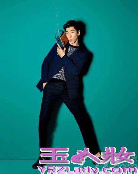 《风度men’s uno》杂志十周年之际，朴海镇以一袭红衣首登内地杂志封面，与好友内地男神张亮拍摄内页大片，默契十足。