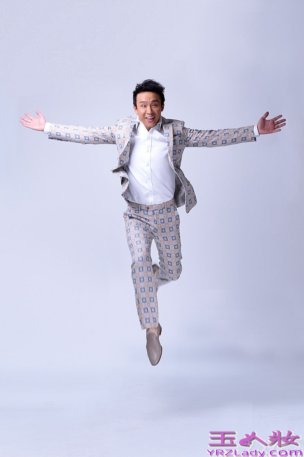 刘亭作身着今年时尚款格西服套装，鬼马帅气，以自然松弛的状态刻画阳光气质男形象。拍摄时刘亭作展现出收放自如的控制力与多面形象的塑造能力，尽显成熟男人本色。近日，由刘亭作出演的都市情感剧《蕾女心经》正在热播，刘亭作饰演一个三十岁已婚男人，被妻子的完美而感到生活没有“性”趣的30岁老男人，婚姻生活让他团团转，笑料百出，搞笑雷人齐上阵。