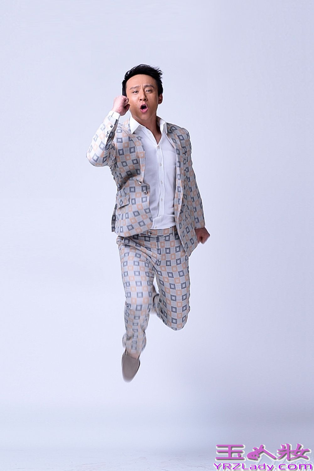 刘亭作身着今年时尚款格西服套装，鬼马帅气，以自然松弛的状态刻画阳光气质男形象。拍摄时刘亭作展现出收放自如的控制力与多面形象的塑造能力，尽显成熟男人本色。近日，由刘亭作出演的都市情感剧《蕾女心经》正在热播，刘亭作饰演一个三十岁已婚男人，被妻子的完美而感到生活没有“性”趣的30岁老男人，婚姻生活让他团团转，笑料百出，搞笑雷人齐上阵。