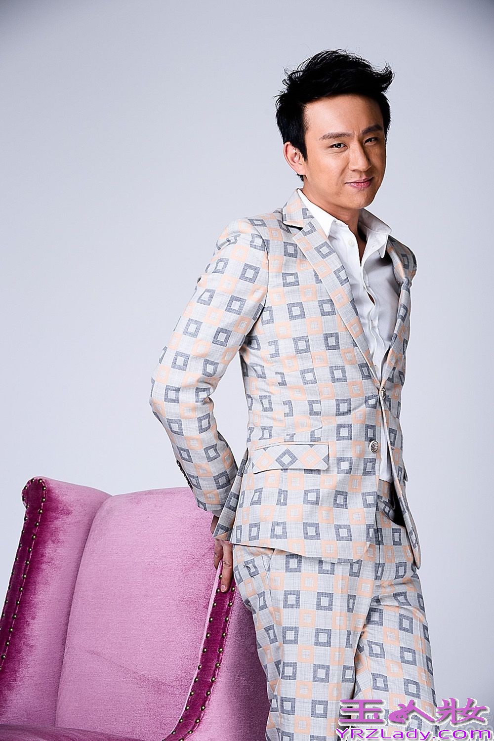 刘亭作身着今年时尚款格西服套装，鬼马帅气，以自然松弛的状态刻画阳光气质男形象。拍摄时刘亭作展现出收放自如的控制力与多面形象的塑造能力，尽显成熟男人本色。近日，由刘亭作出演的都市情感剧《蕾女心经》正在热播，刘亭作饰演一个三十岁已婚男人，被妻子的完美而感到生活没有“性”趣的30岁老男人，婚姻生活让他团团转，笑料百出，搞笑雷人齐上阵。