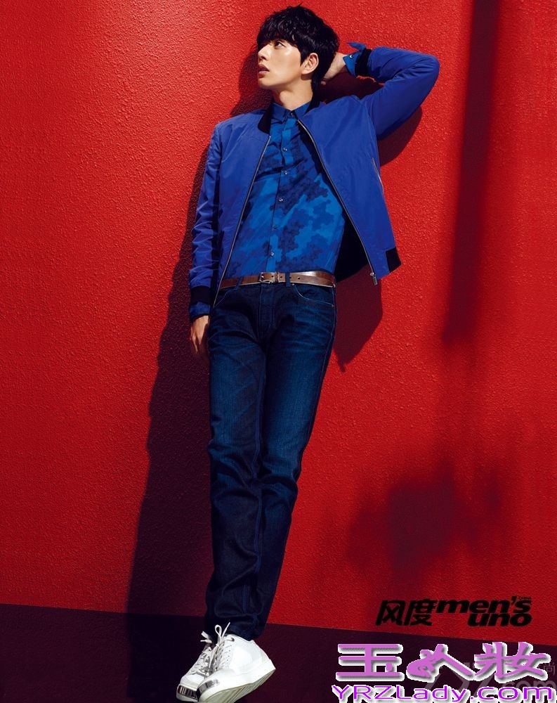 《风度men’s uno》杂志十周年之际，朴海镇以一袭红衣首登内地杂志封面，与好友内地男神张亮拍摄内页大片，默契十足。