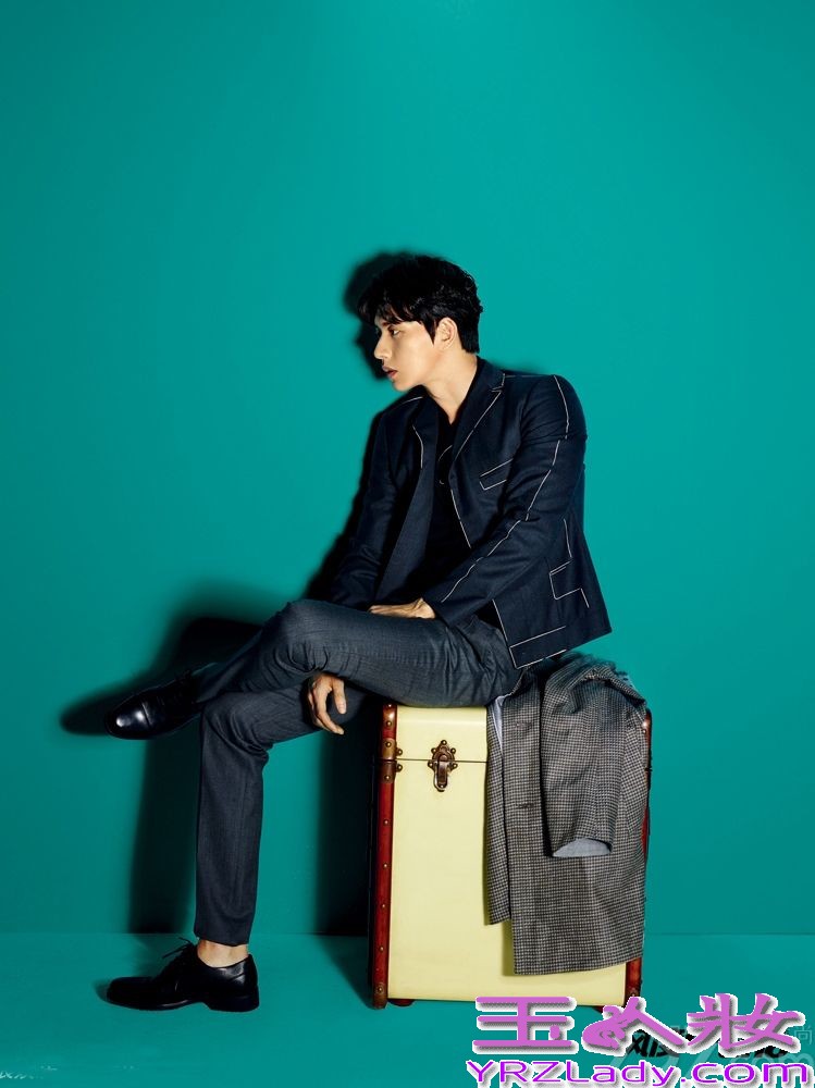 《风度men’s uno》杂志十周年之际，朴海镇以一袭红衣首登内地杂志封面，与好友内地男神张亮拍摄内页大片，默契十足。