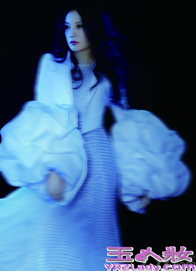 近日，赵薇于巴黎时装周期间和《周末画报》合作的一组充满未来感的艺术大片曝光，这组实验气息浓厚的照片由德国知名时装视频女导演Marie Schuller掌镜，在镜头捕捉下，纤毫毕至的高级订制，被赵薇诠释出灵动的诗意。赵薇佩戴丝质薄沙头饰，轻抚脸颊凝视前方，极具视觉张力，未来感十足。此次赵薇与《周末画报》的合作极有可能创造近年来时尚大片的巅峰。