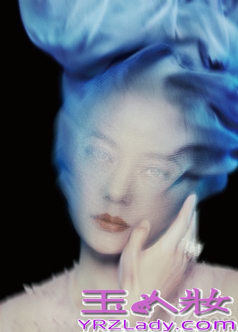 近日，赵薇于巴黎时装周期间和《周末画报》合作的一组充满未来感的艺术大片曝光，这组实验气息浓厚的照片由德国知名时装视频女导演Marie Schuller掌镜，在镜头捕捉下，纤毫毕至的高级订制，被赵薇诠释出灵动的诗意。赵薇佩戴丝质薄沙头饰，轻抚脸颊凝视前方，极具视觉张力，未来感十足。此次赵薇与《周末画报》的合作极有可能创造近年来时尚大片的巅峰。